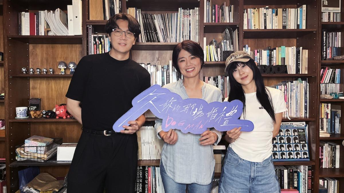 導演嚴藝文(中)登宇宙人主唱小玉與白安主持的Podcast節目《一個路人經過》揭合作內幕秘辛。(圖/相信音樂提供)