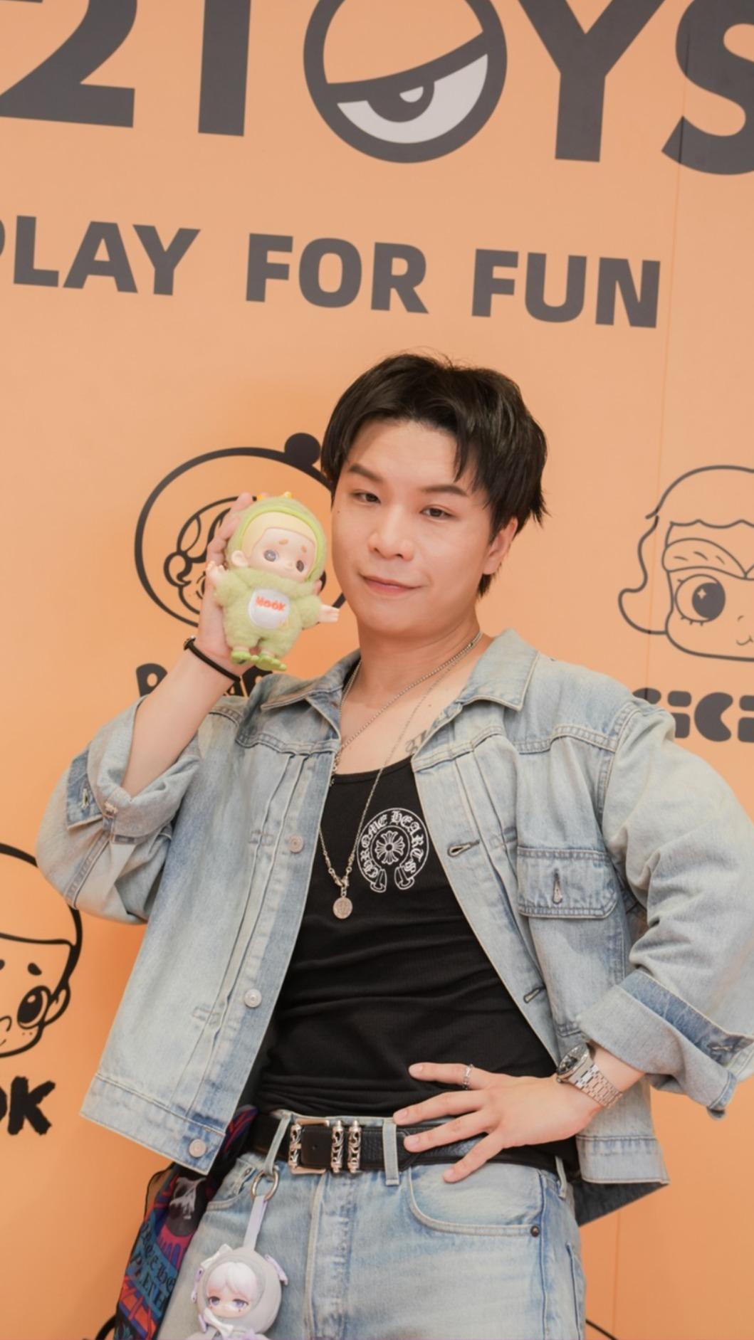 派翠克擔任一日店長。(圖/52TOYS提供)