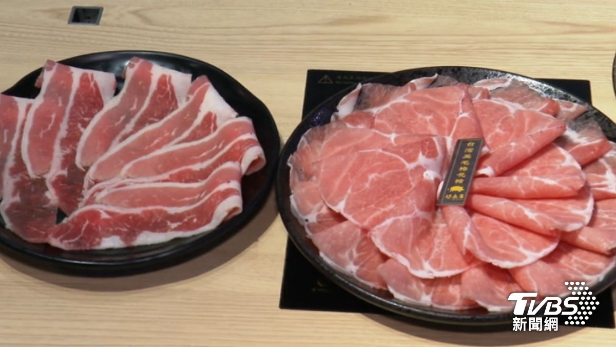 火鍋店「好食多涮涮鍋-大安店」大玩股市梗,持有0050的話,招待肉品免費升級。(圖/TVBS)