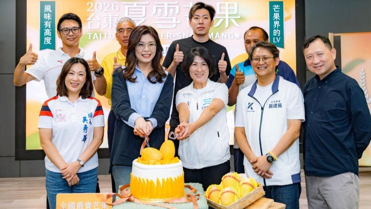 國民黨主席鄭麗文今(24)一吃完夏雪芒果,驚嘆如初戀滋味。(圖/翻攝自饒慶鈴臉書)