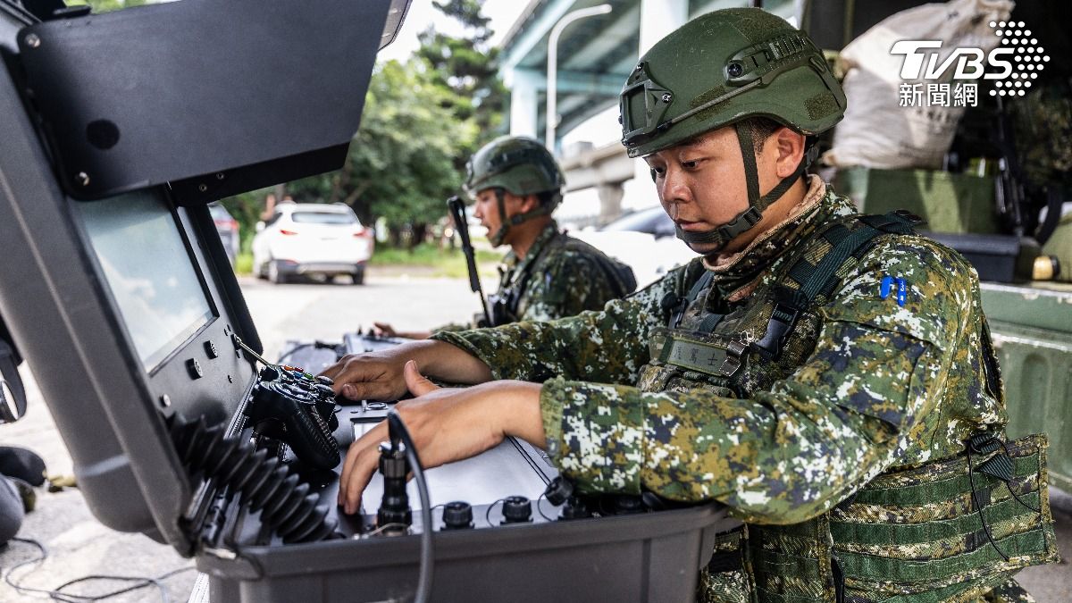 監偵排UAV組官兵對無人機操控設備實施飛行前檢查。(圖/陸軍六軍團提供)