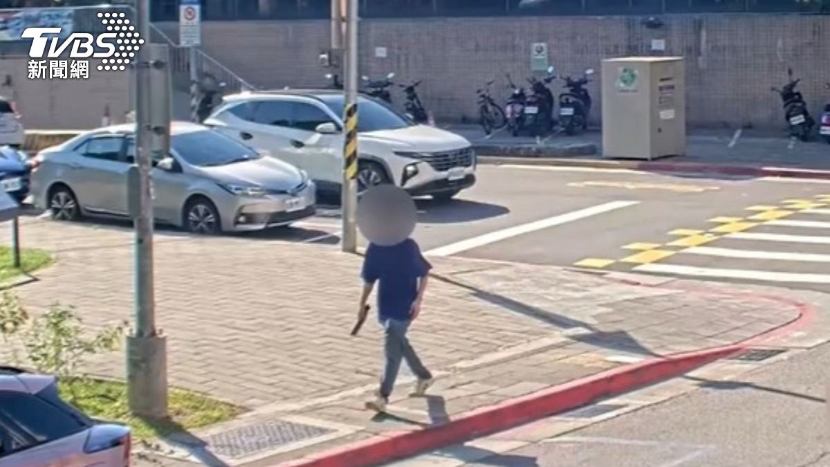 影音/士林男手持雙刀「推撞路人」恐嚇 遭近10警圍捕稱:我家有槍