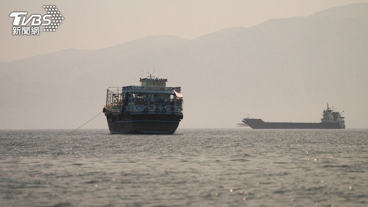 川普表示：伊朗已通知美國，不會向通行荷姆茲海峽的船舶徵收「任何通行費」。（圖／達志影像路透社）