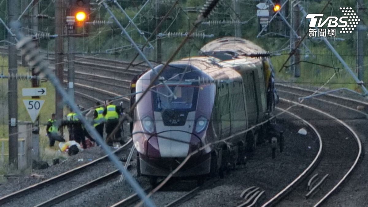 英國倫敦附近日前發生兩列火車相撞事故，造成一名司機員罹難。（圖／達志影像路透社）