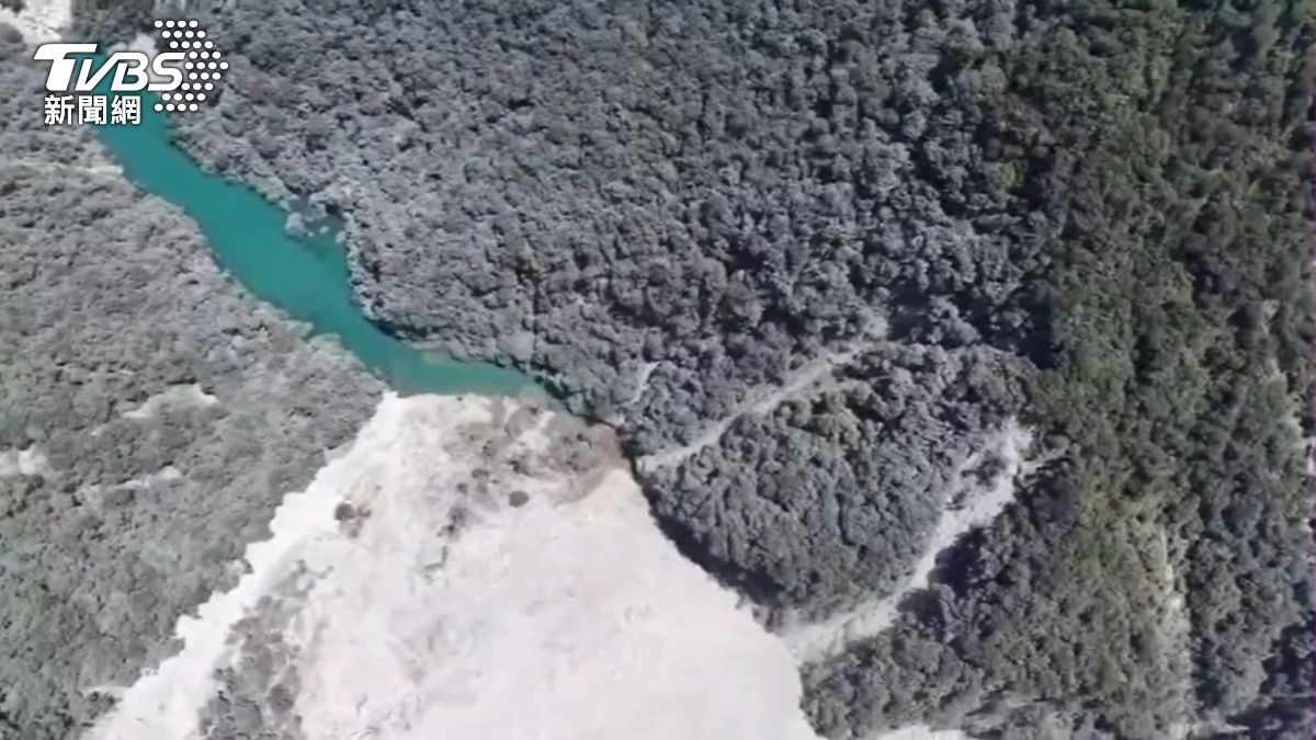 因應萬里溪上游堰塞湖潛在風險，對萬榮鄉、鳳林鎮保全戶進行預防性撤離。（圖／TVBS）
