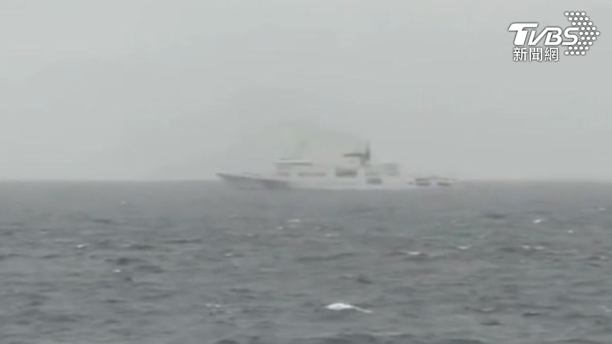 日前中共海警船侵擾我國東部海域，海巡署派出艦艇進行1對1全程監控。（圖／海巡署提供）