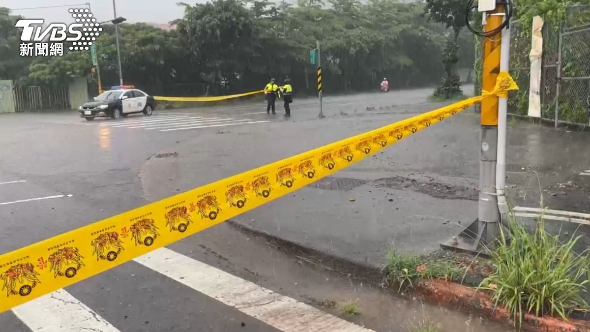 新北市淡水區多處積水,警方緊急封閉道路。(圖/TVBS)