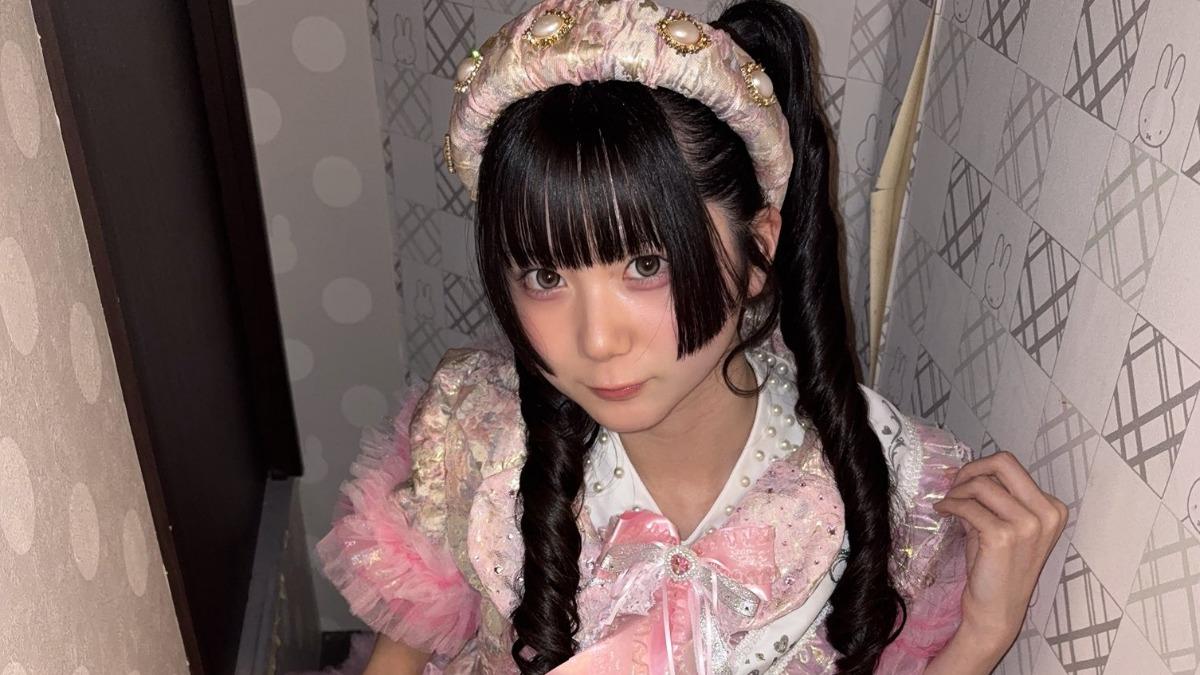 日本偶像女團みみっchu成員川井める在電車上慘遭鹹豬手。(圖/翻攝自X)