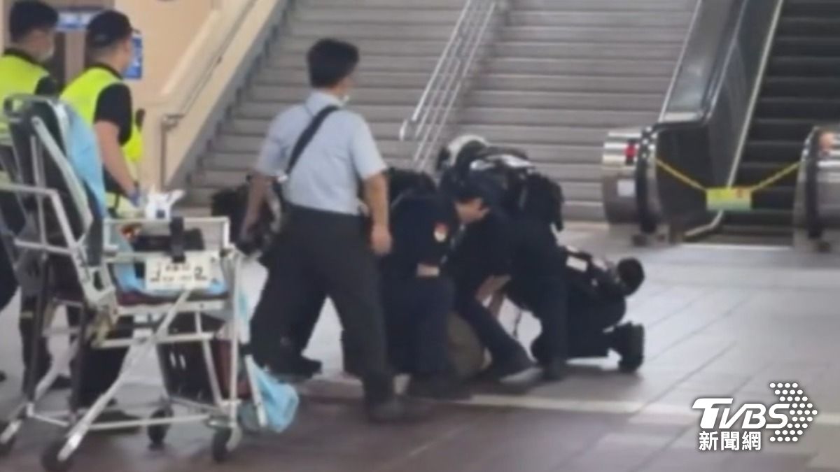 英籍男子大鬧板橋捷運站,遭警上銬管束。(圖/TVBS)