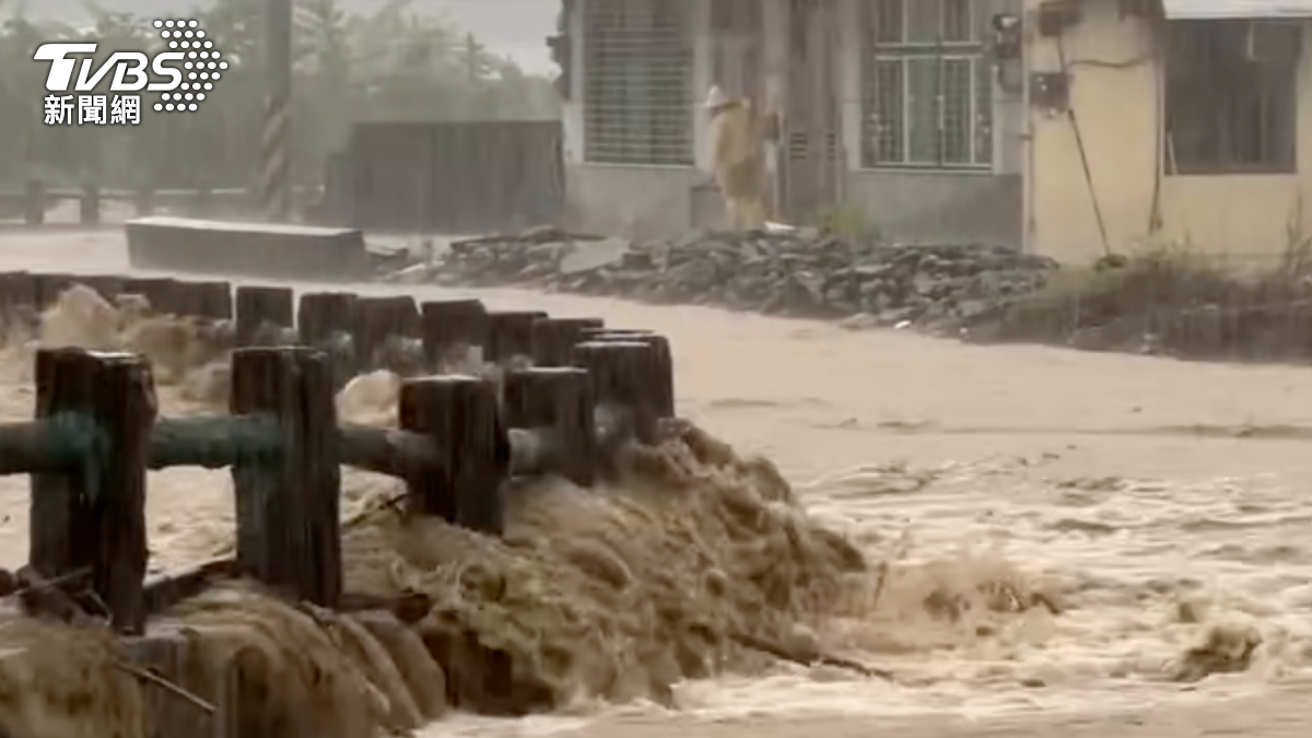 美濃區中正路二段與信義街水圳因排水不及,水勢直接淹至橋面。(圖/民眾提供)