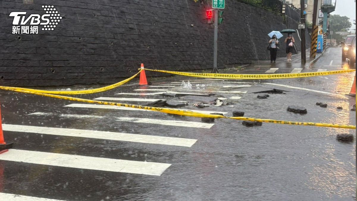 外圍環流大雨強襲!淡水地下管線破裂沖毀路面 警方急拉封鎖線