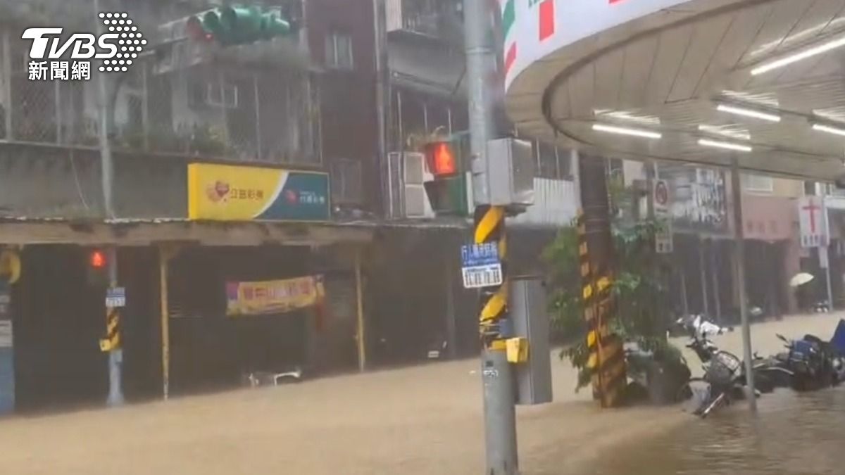天氣/豪雨猛轟全台躲不過 氣象署11點啟動大規模劇烈豪雨作業