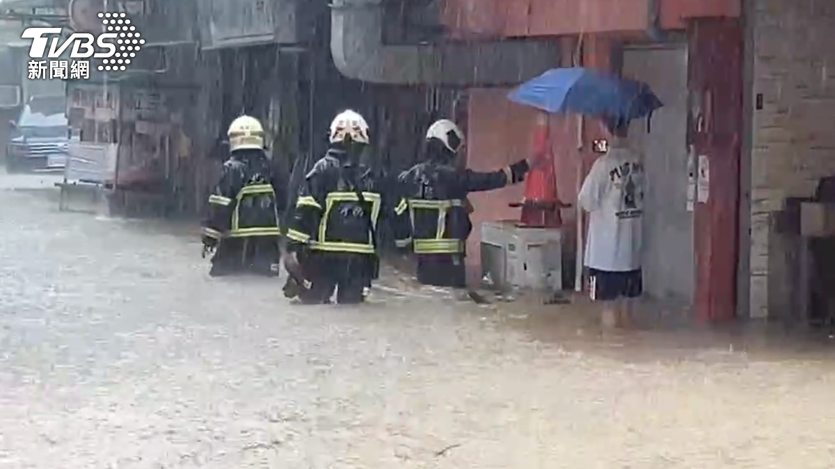 快訊/內湖時雨量88毫米!大淹水馬路變黃河、水淹半身