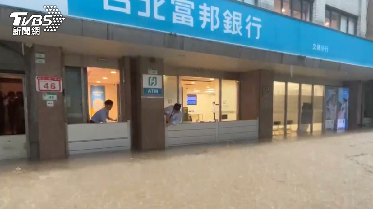 銀行外趕緊架起防水閘。（圖／高子堯攝）