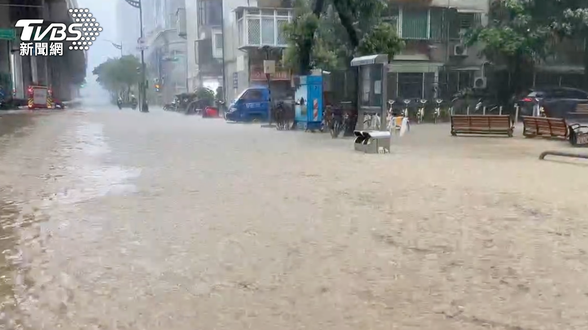 內湖路遭大水淹沒。（圖／高子堯攝）