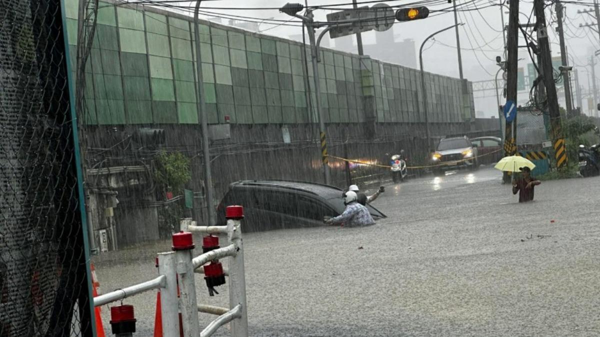 快訊／暴雨釀禍！汐止福德三路涵洞積水　休旅車疑硬闖險「滅頂」