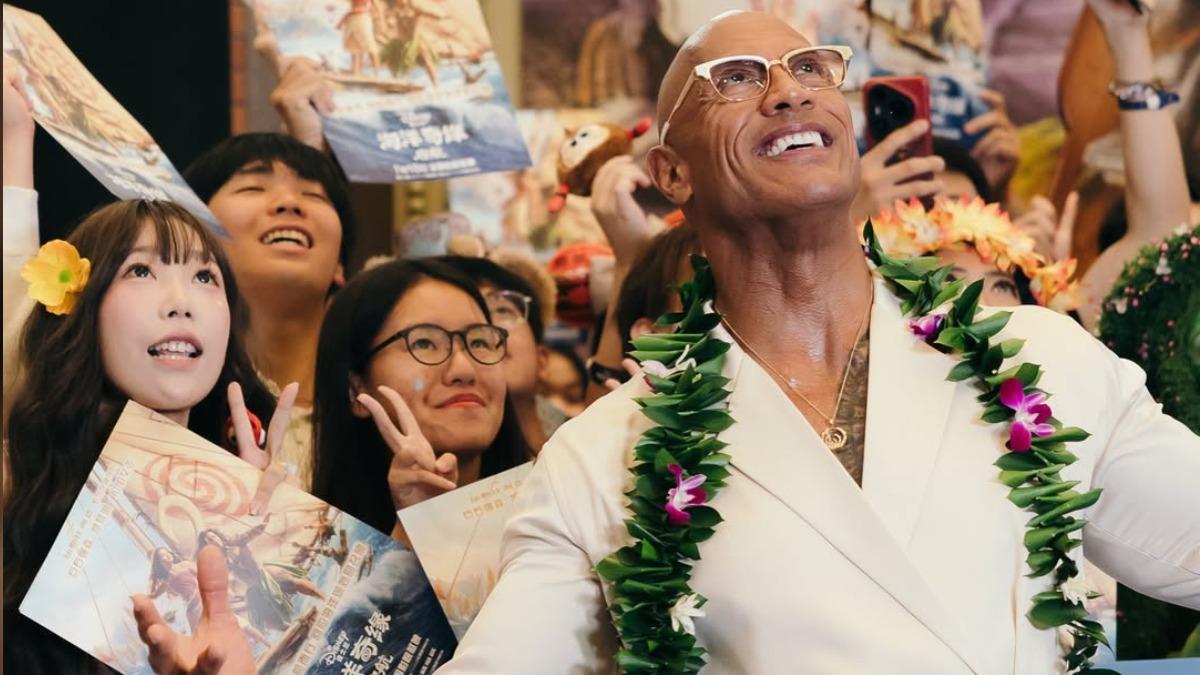 巨石強森現身上海迪士尼宣傳新片《海洋奇緣》與影迷同歡。(圖/翻攝自IG)