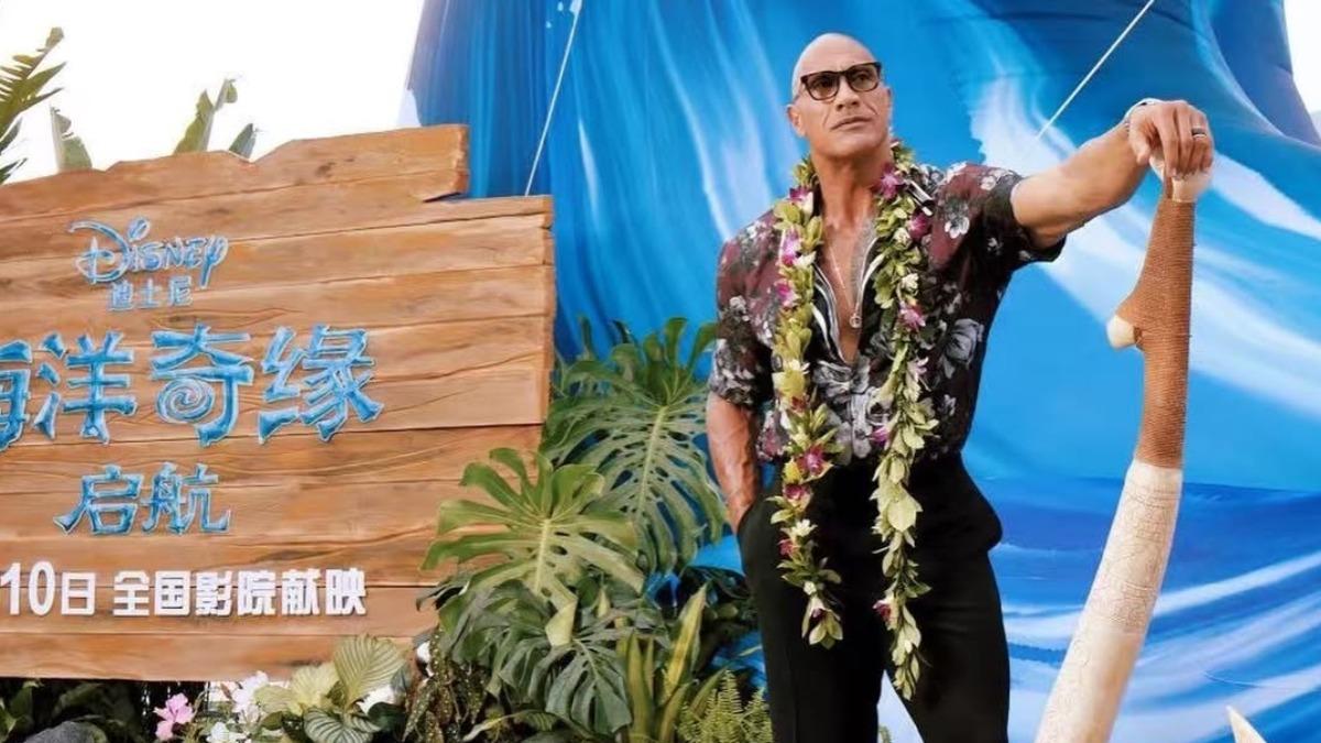 巨石強森現身上海迪士尼宣傳新片《海洋奇緣》與影迷同歡。(圖/翻攝自IG)