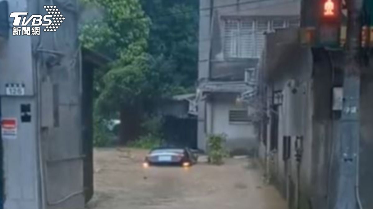 內湖區金龍路因地勢低窪，出現汽車遭「滅頂」情況。（圖／TVBS）