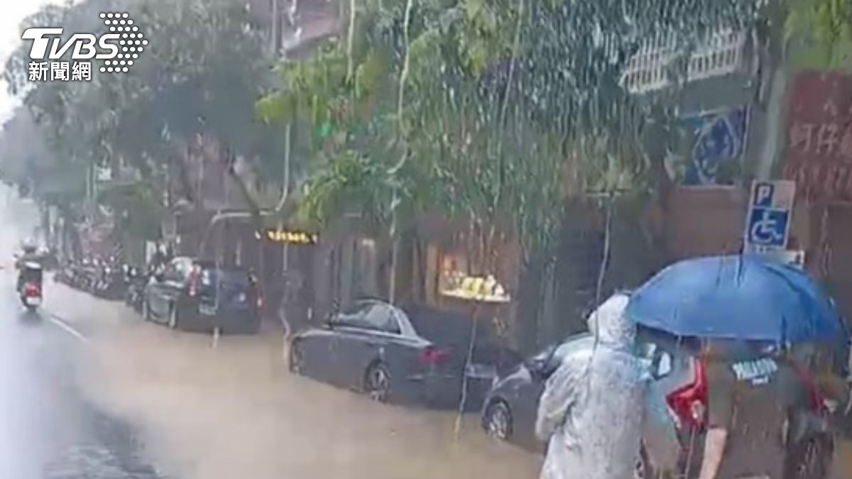 內湖區金龍路積淹水狀況嚴重。（圖／TVBS）