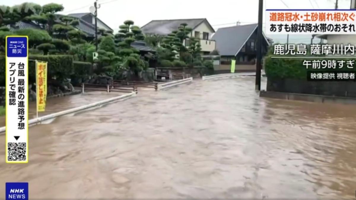 日本鹿兒島受梅雨鋒面滯留及中颱「米克拉」影響暴雨成災洪水淹沒道路。(圖/翻攝 NHK)