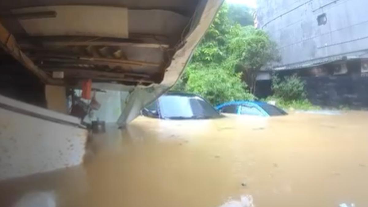汽車遭大水淹沒。（圖／我是內湖人）
