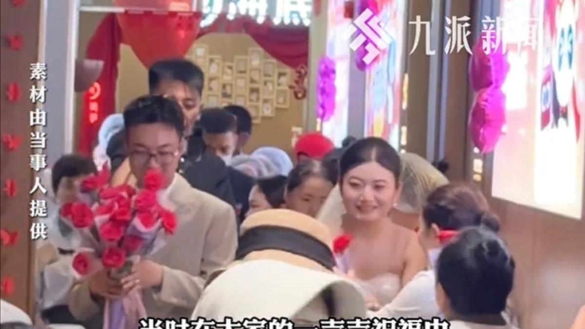 大陸四川一對新人在海底撈舉辦婚禮。（圖／翻攝 九派新聞）