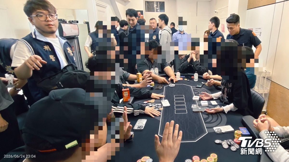 警破門逮賭客、工作人員共16人。(圖/TVBS)