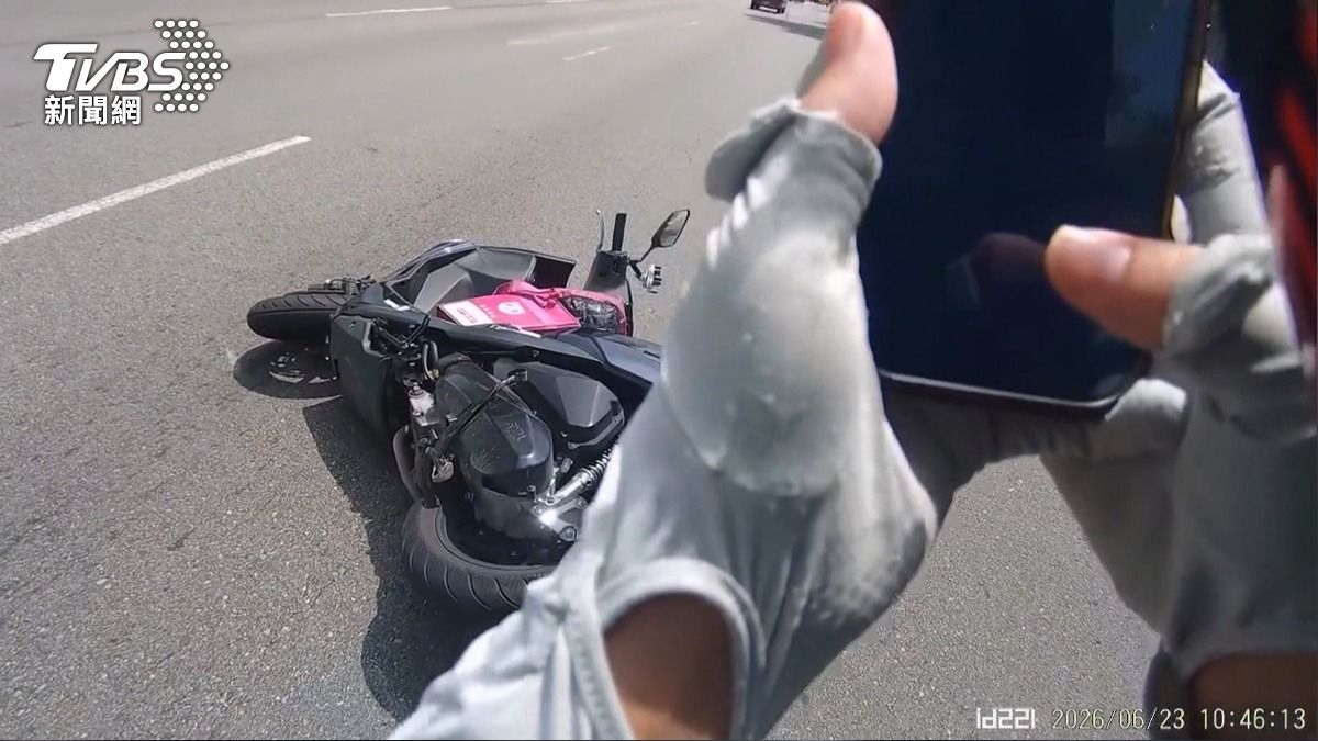 小心翼翼仍躲不過!女騎士遭「開門殺」擊落 肇事車竟違停紅線。(圖/TVBS)