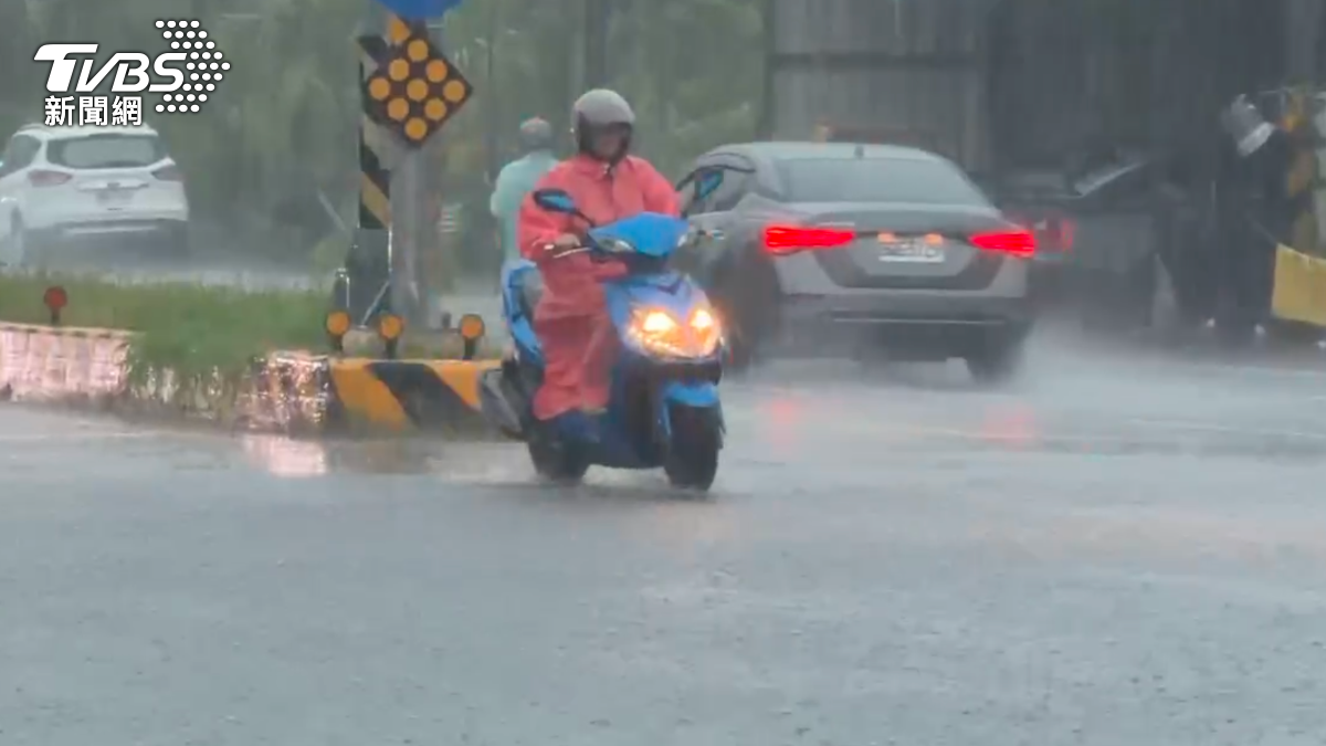 快訊/豪雨下不完!高雄「又1區」跟進 下午4時起停班停課