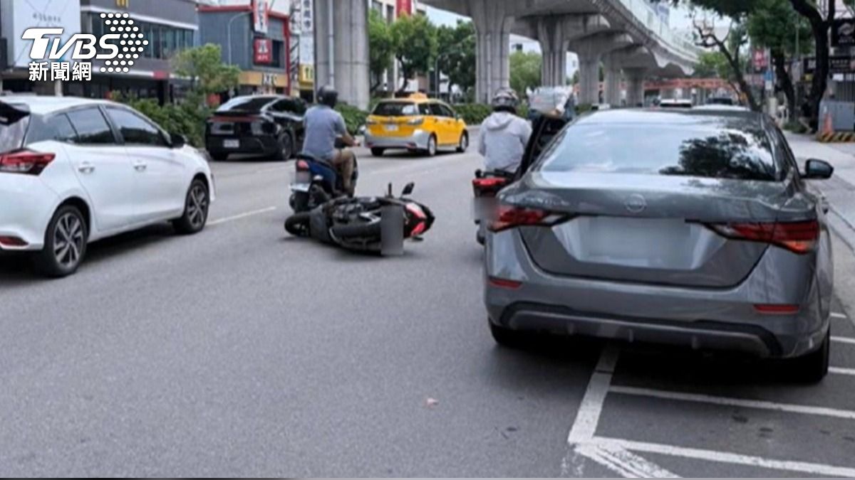 她左看右看仍中招 「車門殺手」害摔車。(圖/TVBS)