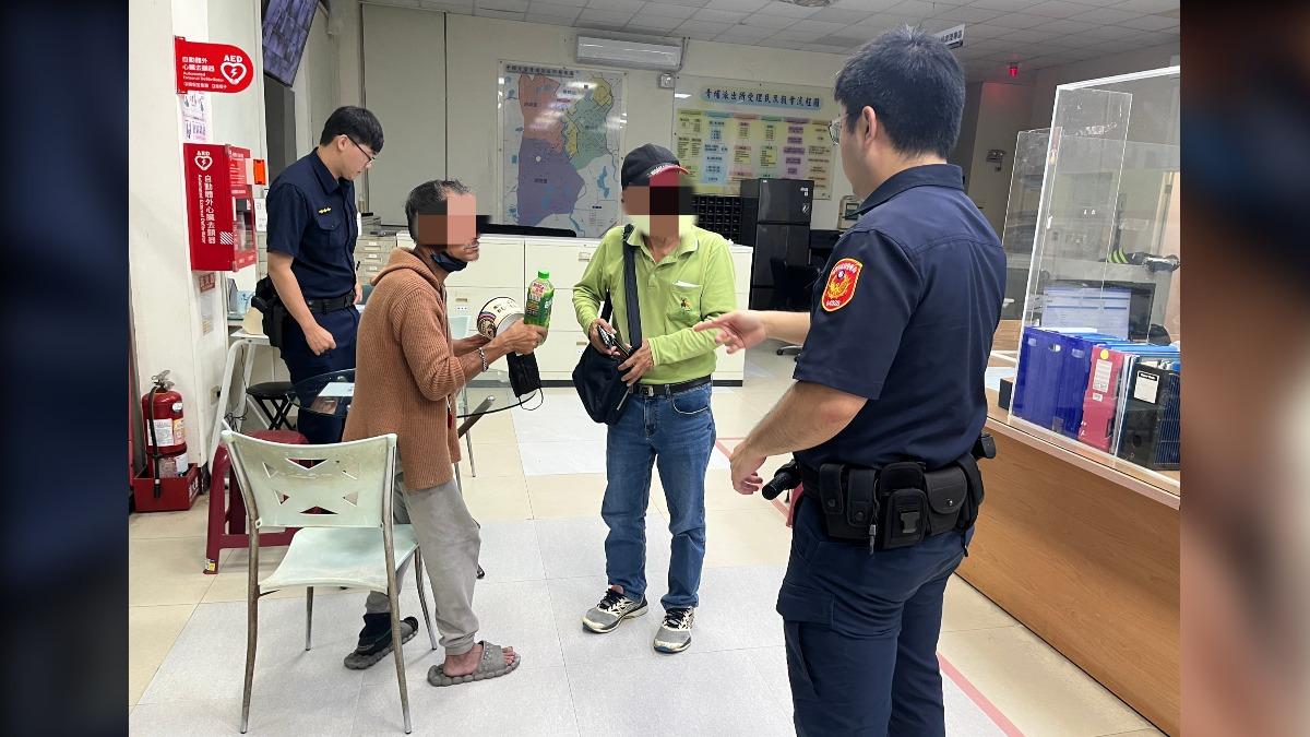 深夜迷途5公里 鐵牌手鍊秒成回家通行證 中壢警助男返家