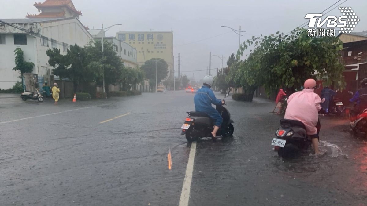 屏東工業區淹水嚴重,多條道路臨時封閉,不少上班族被迫繞路而遲到。(圖/TVBS)