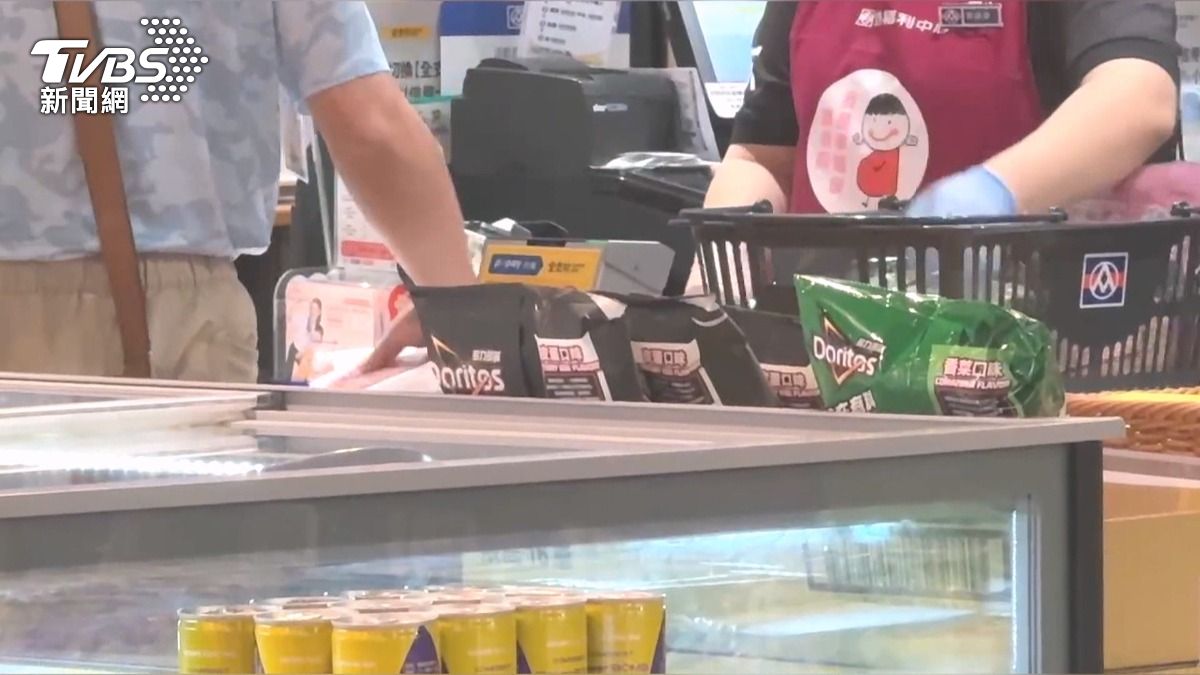 排隊結帳被請換櫃 男爆氣嗆店員掀戰。(圖/TVBS)