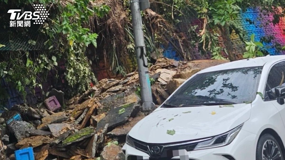 快訊/不堪大雨沖刷!內湖成功路擋土牆崩落 汽車遭擠壓
