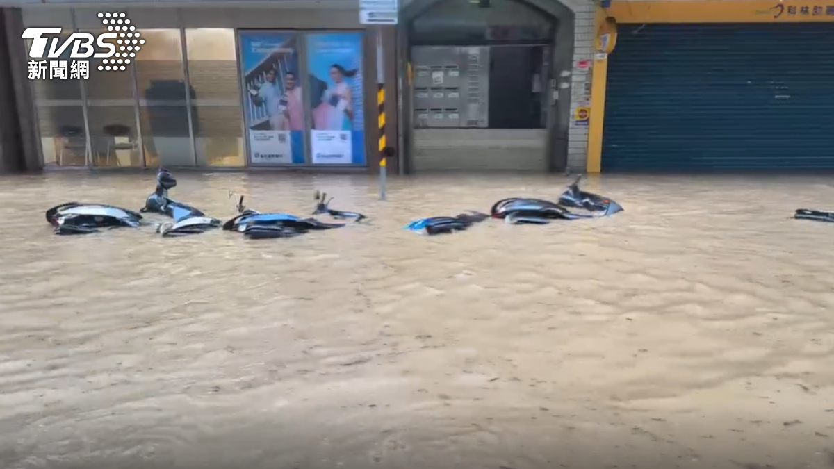雨彈狂炸全台！淹水易爆發11病 　醫示警：「這4種」恐奪命