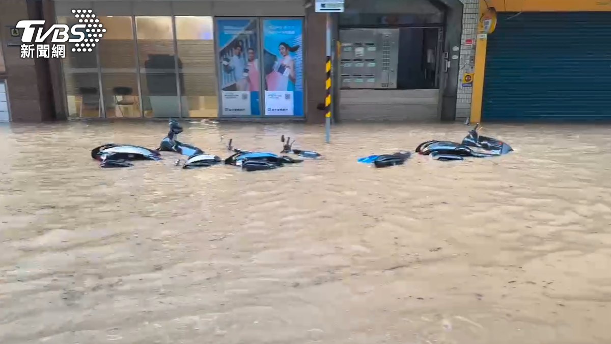 暴雨侵襲內湖淹慘 沈伯洋深夜親赴勘災:很怕有二次傷害