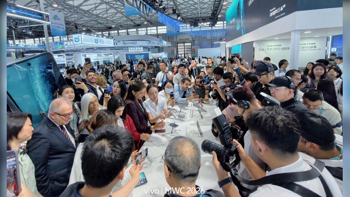 大陸國產手機品牌vivo旗下最新折疊手機「 X Fold6」首度亮相，吸引西班牙代表團駐足試玩。（圖／vivo官方微博）