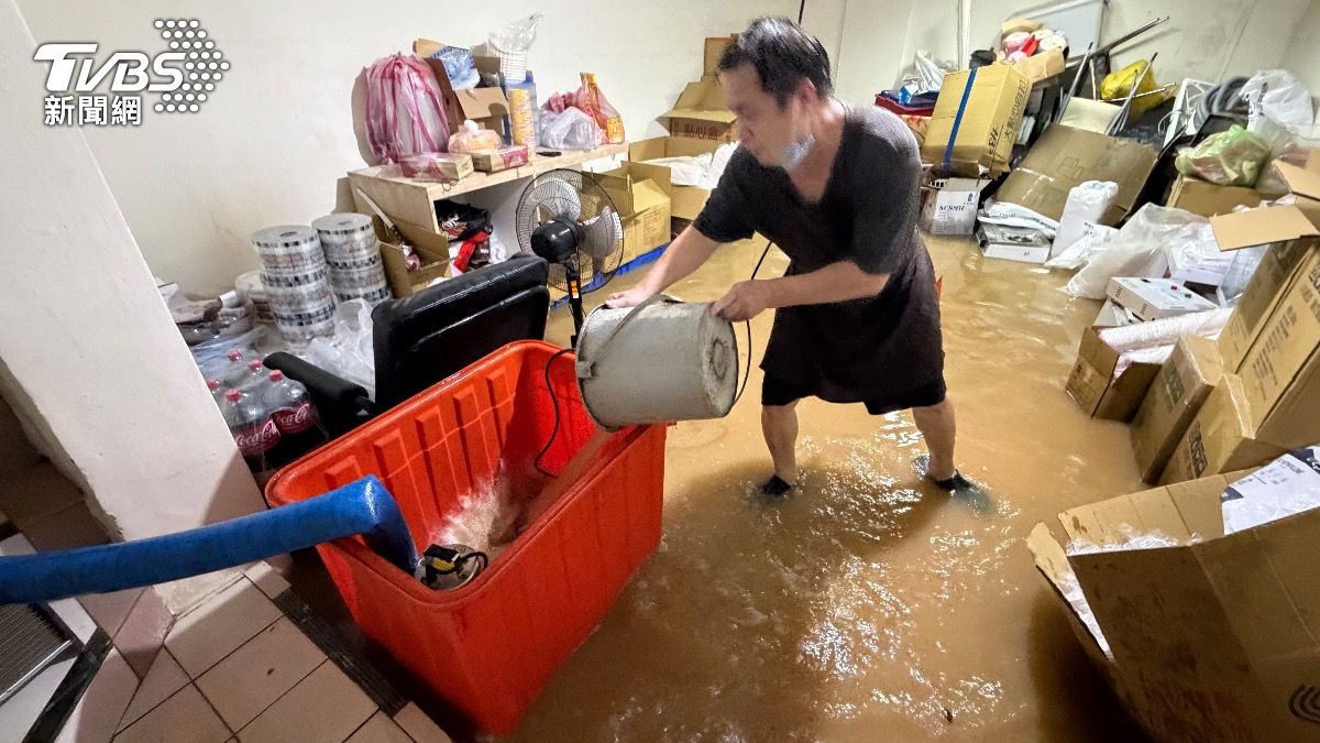 早餐店遭大水沖入地下室嚴重積水。（圖／華子琛攝）