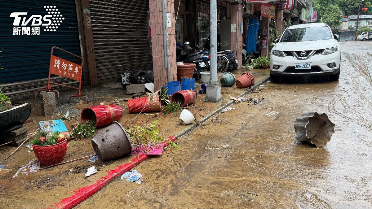 整條路上都是大水退去後的泥濘。(圖/潘建樺攝)