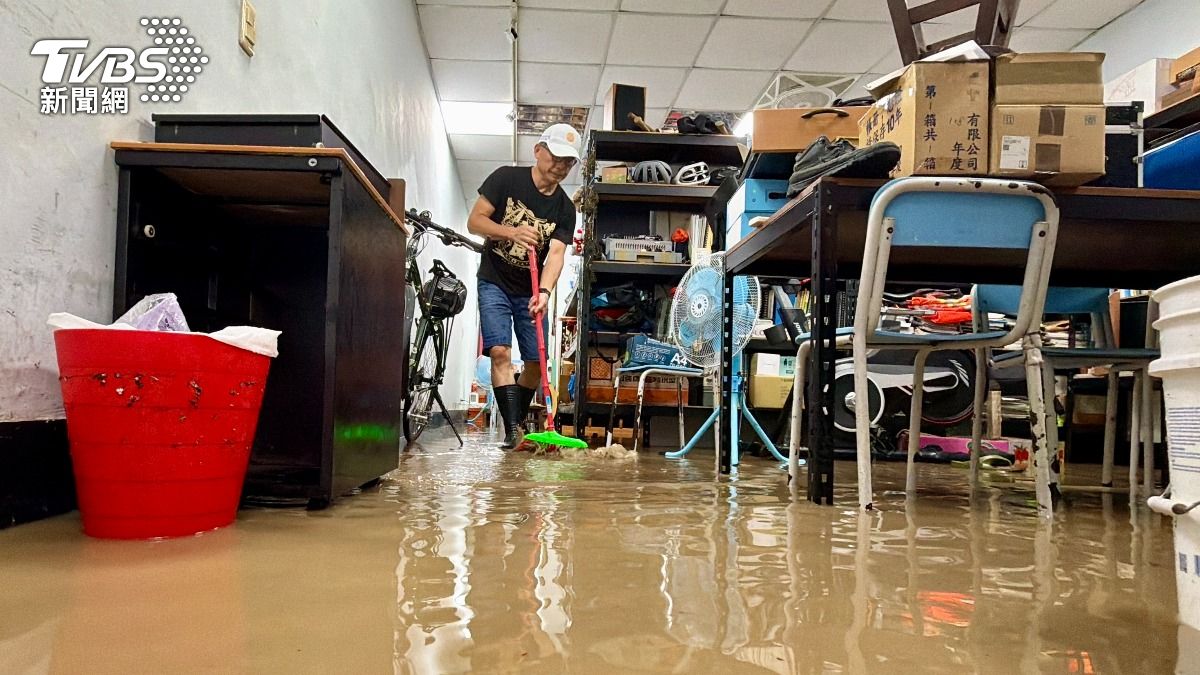 內湖暴雨強襲 居民嘆住20幾年沒遇過:10分鐘淹到大腿