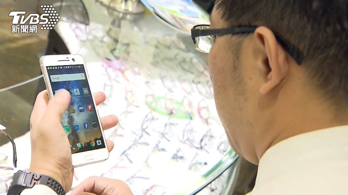 長盯手機.電腦 易發生「這疾病」! 醫:淚膜失衡恐影響視力 (圖/TVBS)