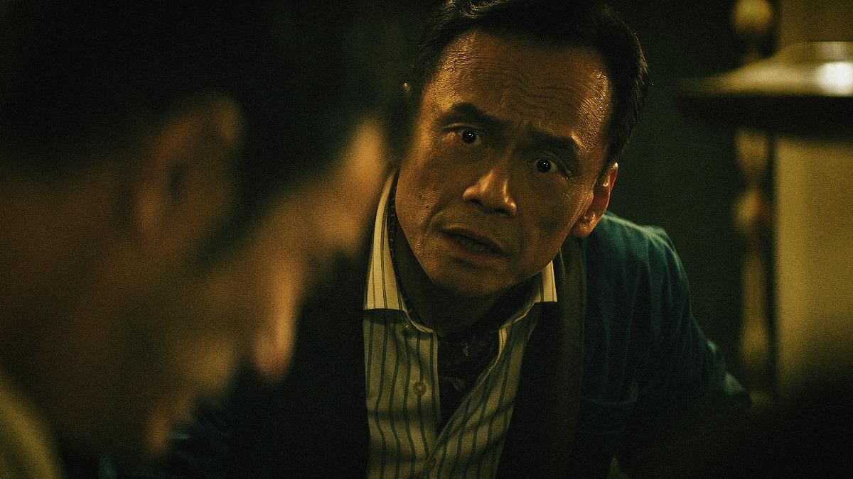 陳以文化身掌控家族命運的萬年鋼材董事長「許萬年」。（圖／Netflix提供） 