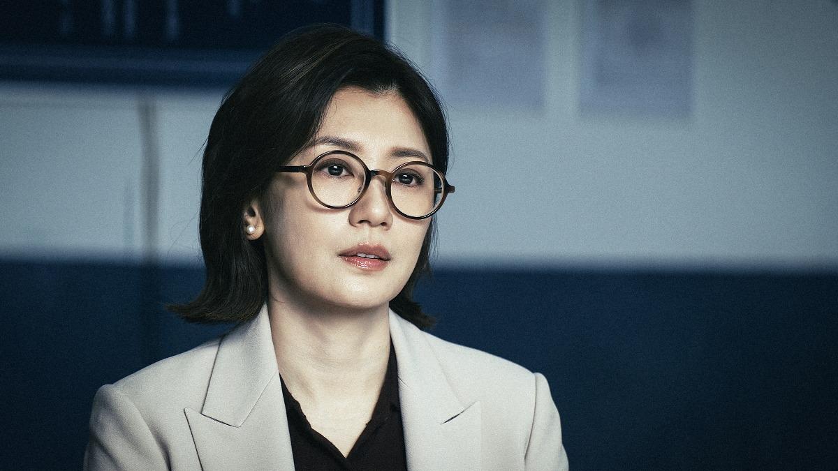 賈靜雯本次在劇中飾演心理鑑定師「胡欣」。（圖／Netflix提供） 