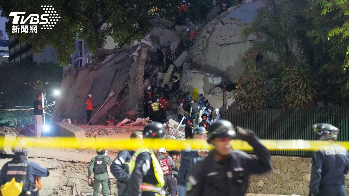 救援人員於委內瑞拉加拉加斯一棟地震倒塌建築中找出生還者。(圖/達志影像美聯社)