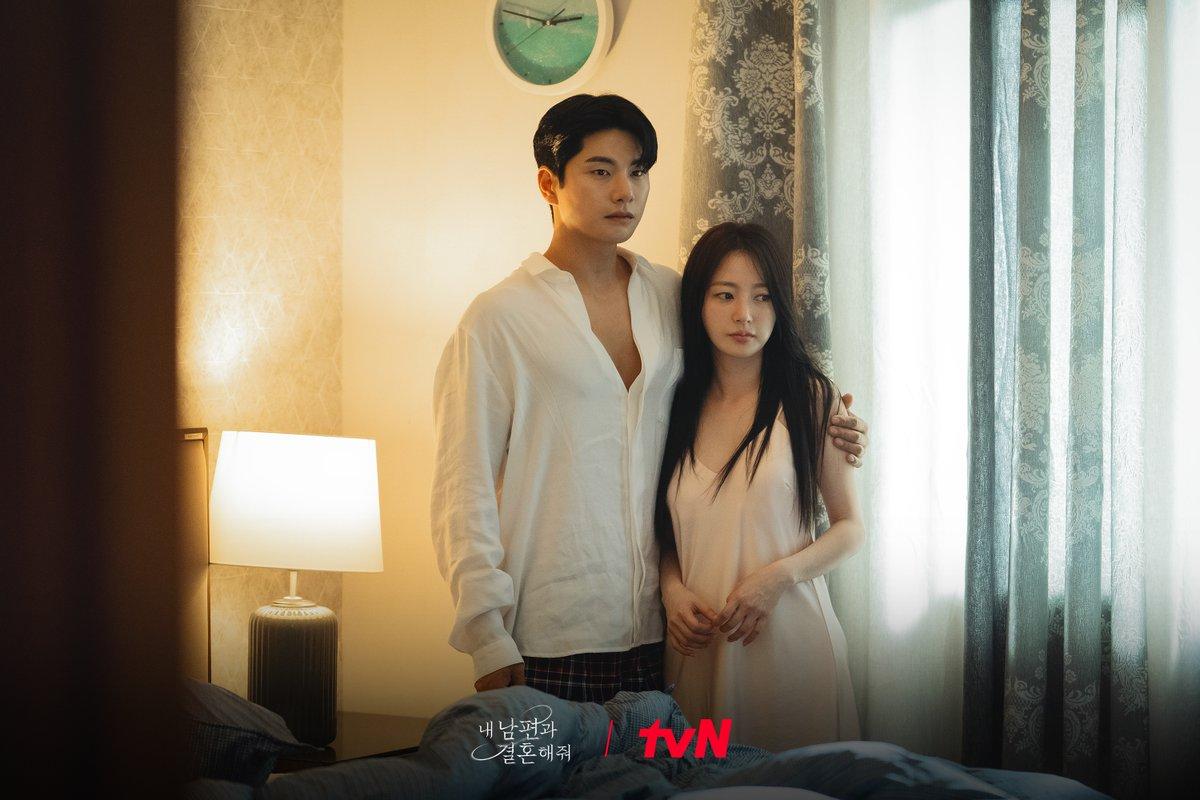 李伊庚（左）跟宋昰昀在劇中飾演偷情的男女，近期在演藝圈發展也有許多波折。（圖／翻攝自CJnDrama推特）