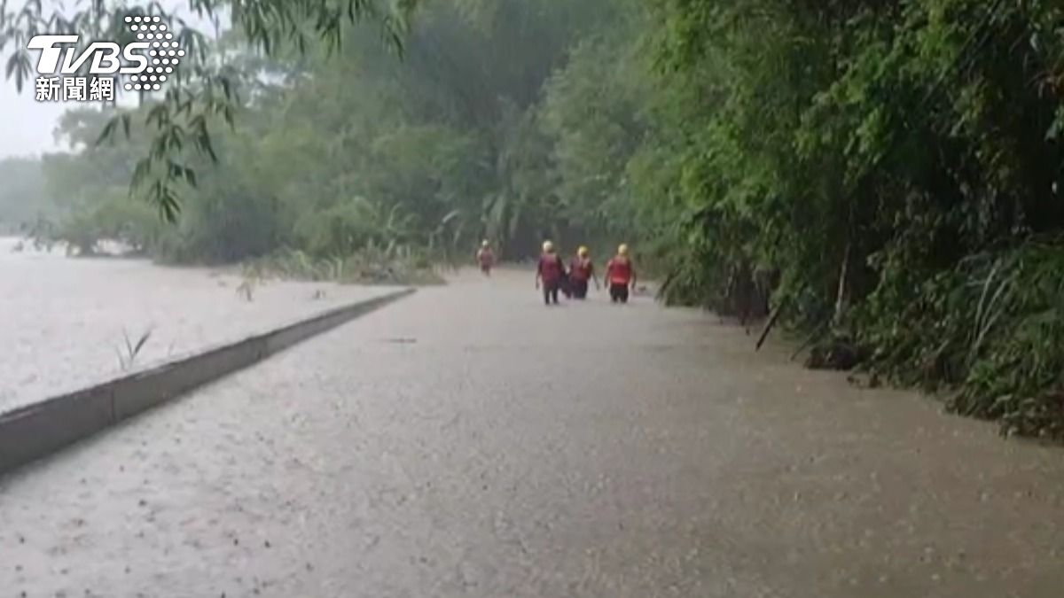 受豪雨影響,台南市南化區中坑里今(25)日上午傳出嚴重淹水災情。(圖/TVBS)
