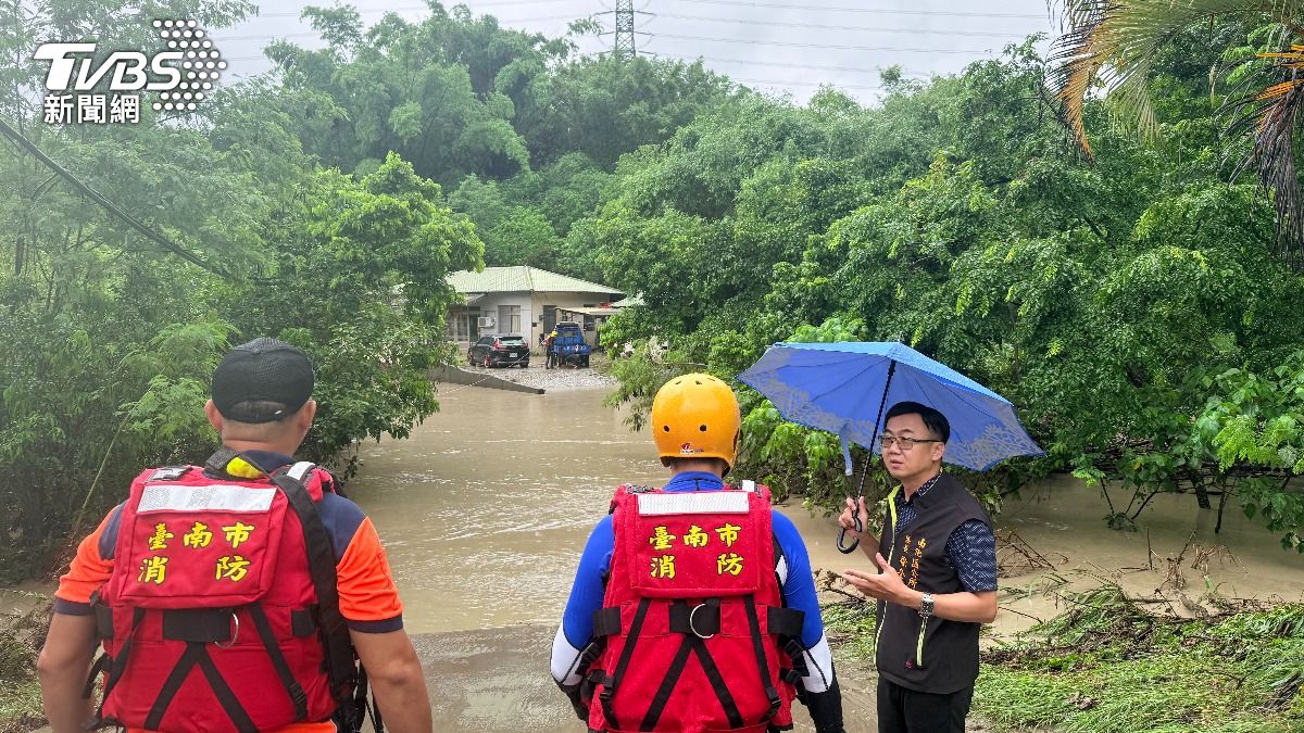 台南南化低窪地區積水成了泥河,最深達2公尺。(圖/TVBS)