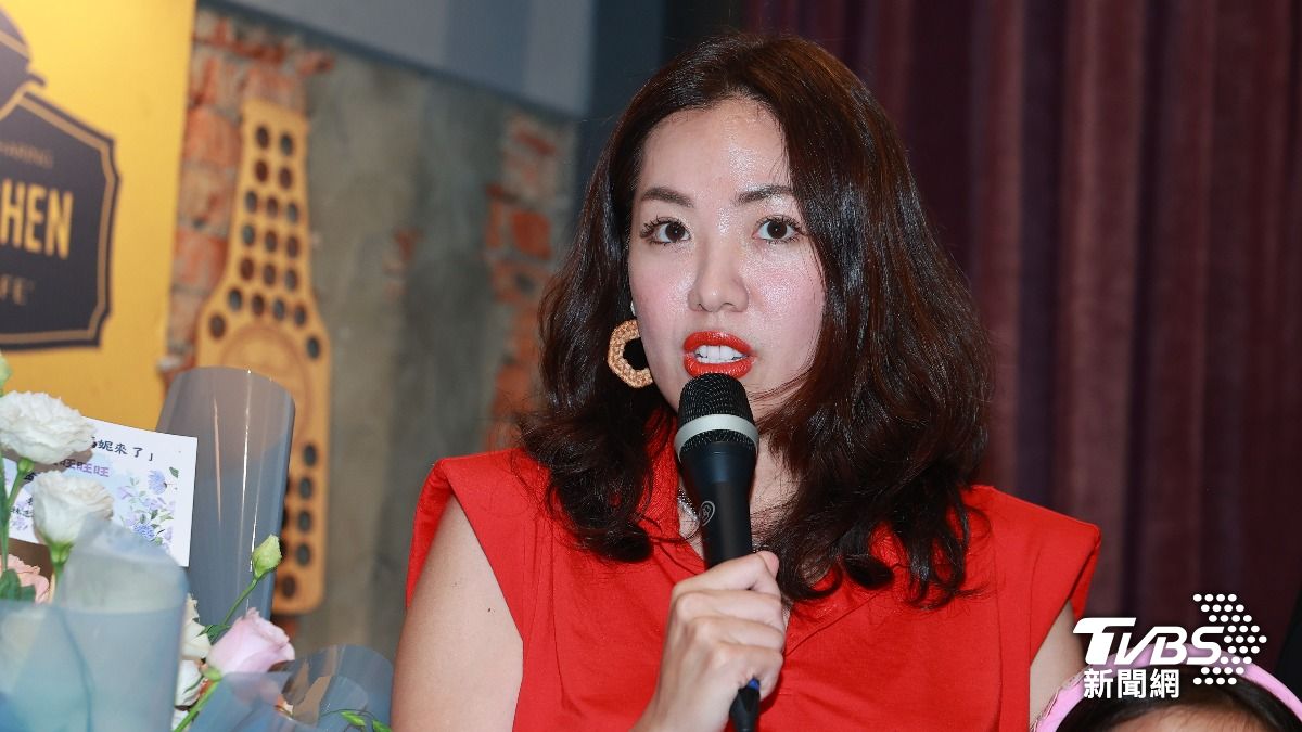劉伊心現身記者會力挺好友發片。(圖/黃城碩攝)