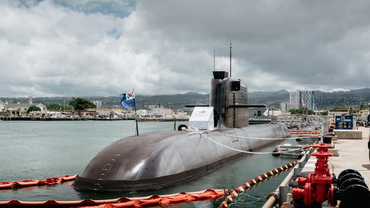美軍最新釋出南韓首艘國產3000噸級潛艦「島山安昌浩號」泊港夏威夷軍港照片。(圖/DVIDS)